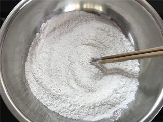 Hellokitty米蛋糕 ,把粘米粉、糯米粉和白砂糖混合均匀。