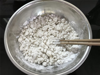 Hellokitty米蛋糕 ,混合均匀后慢慢地边加水边用筷子把粉搅拌成粗粒状。