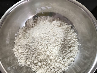 Hellokitty米蛋糕 ,然后用手把粗粒尽量搓成小粒。