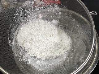 Hellokitty米蛋糕 ,搓成小粒后用粉筛过筛。这里可以借用勺子边压边筛。