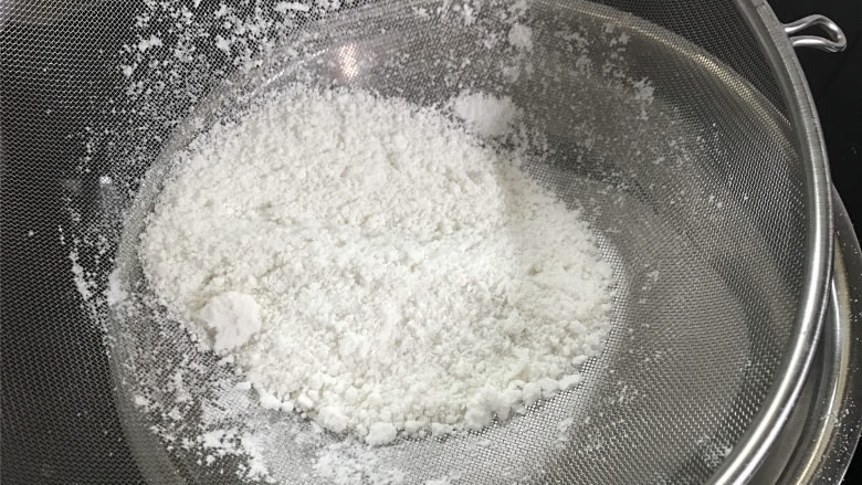 Hellokitty米蛋糕 ,搓成小粒后用粉筛过筛。这里可以借用勺子边压边筛。
