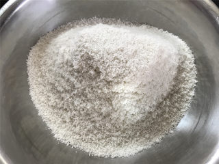 Hellokitty米蛋糕 ,过筛后的米粉要呈细腻、松软状。