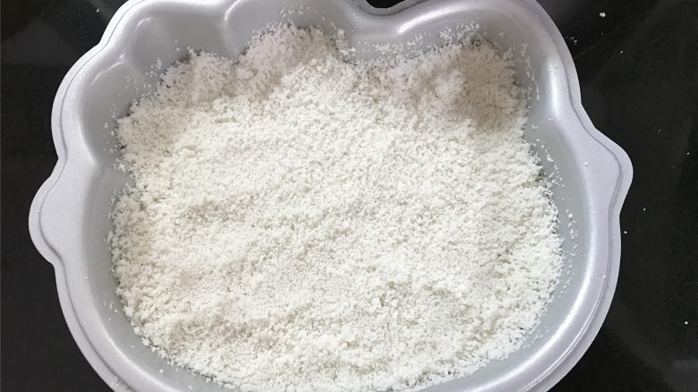 Hellokitty米蛋糕 ,然后再在上面开始洒入过了筛的粉，洒的时候注意要均匀、平整。