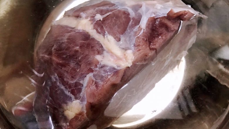 超好吃的简易版卤牛肉,牛腱子解冻后用清水浸泡一个小时