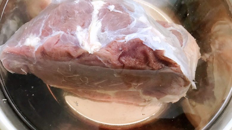 超好吃的简易版卤牛肉,中途换一下水，把牛腱子里的血水都泡出来