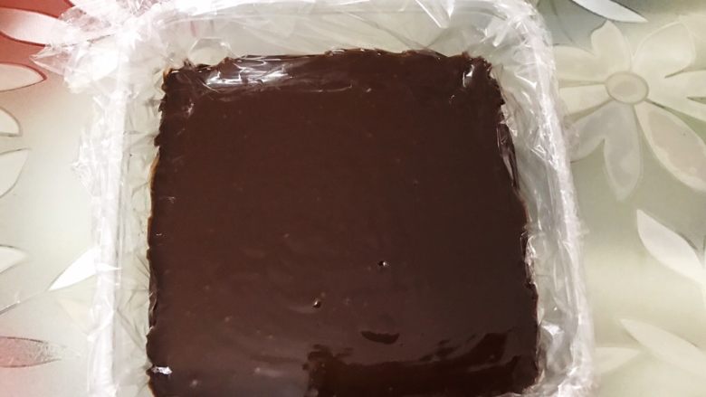 超好吃的生巧克力,放入模具里，放入冰箱冷藏至凝固，或者冷冻后更好切