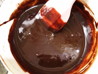 超好吃的生巧克力,完全融化的巧克力离火，搅拌至细腻有光泽