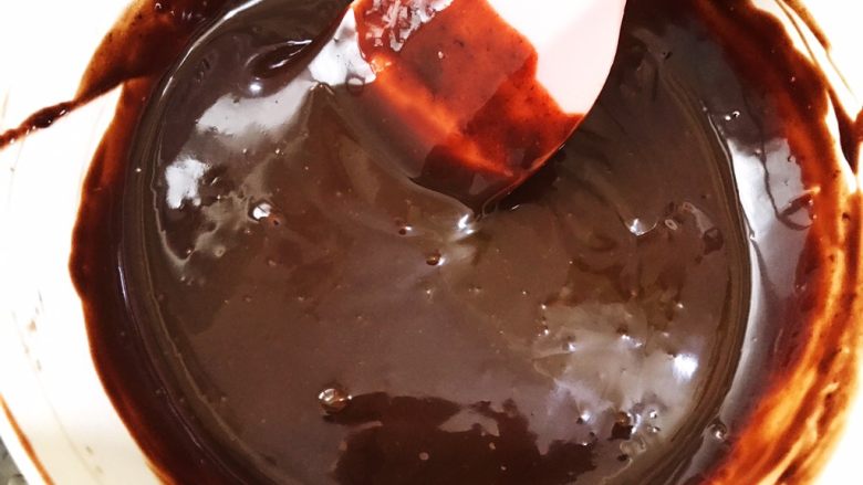 超好吃的生巧克力,完全融化的巧克力离火，搅拌至细腻有光泽