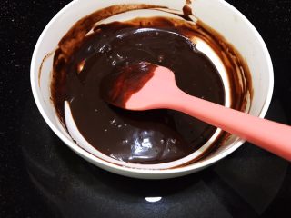 超好吃的生巧克力,我们可以隔热水搅拌至融化，水温不能过高会油水分离哦