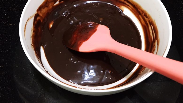超好吃的生巧克力,我们可以隔热水搅拌至融化，水温不能过高会油水分离哦
