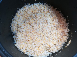 腊肠土豆焖饭, 米淘洗干净后放入电饭煲中,大家按照自己的喜好调整米的种类。