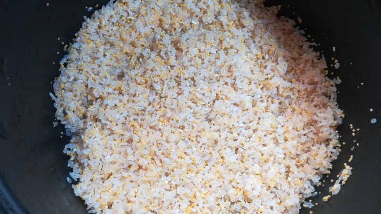 腊肠土豆焖饭, 米淘洗干净后放入电饭煲中,大家按照自己的喜好调整米的种类。