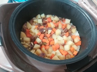 腊肠土豆焖饭,程序结束后，打开锅盖，满满的腊香味就飘出来了，忍不住咽口水啊，哈哈。