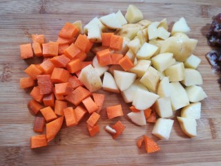 腊肠土豆焖饭,萝卜和土豆切稍大些的丁。