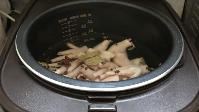 柠檬泡椒凤爪,盖上锅盖，开锅十分钟即刻捞出。