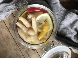 柠檬泡椒凤爪,把鸡爪放入密封罐保存四小时以上，即可食用。