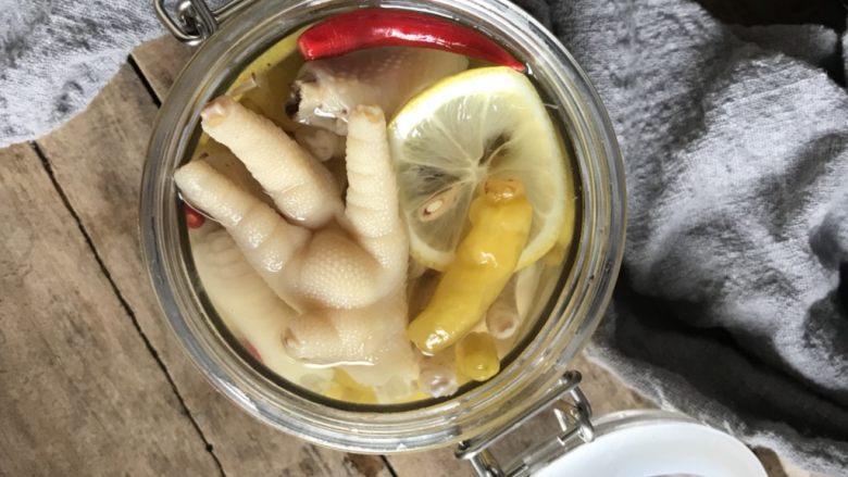 柠檬泡椒凤爪,把鸡爪放入密封罐保存四小时以上，即可食用。