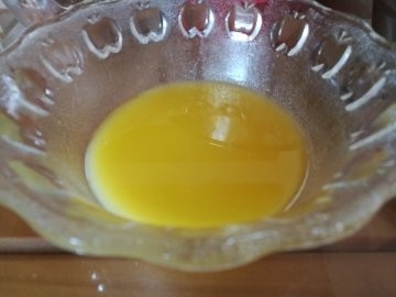 菠萝芒果慕斯杯,称量黄油，用电吹风吹至融化
