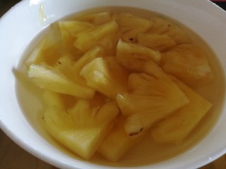 菠萝芒果慕斯杯,菠萝去皮洗净切片，用盐水浸泡半小时
