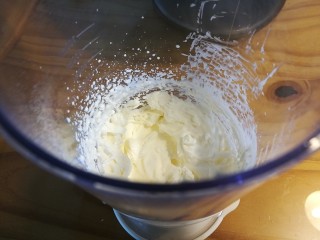 菠萝芒果慕斯杯,奶油用电动打蛋器打发至湿性发泡，提起来有弯钩