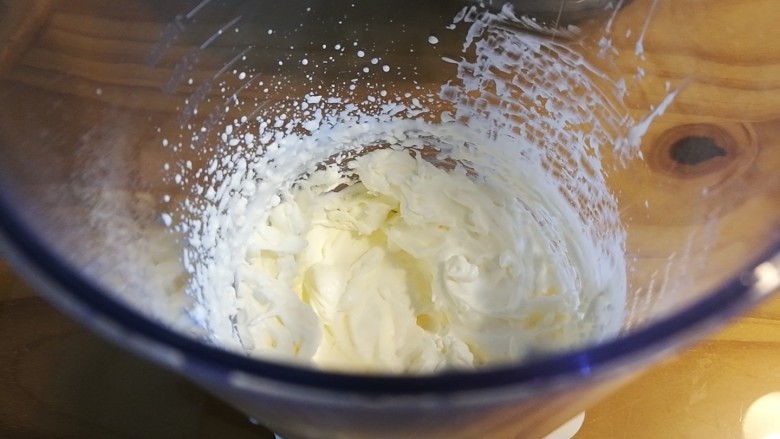 菠萝芒果慕斯杯,奶油用电动打蛋器打发至湿性发泡，提起来有弯钩