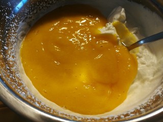菠萝芒果慕斯杯,将果泥倒入打发的奶油中