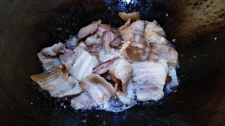双椒回锅肉,肉片炒至微微卷起