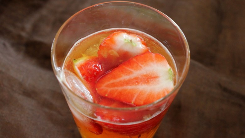 冰爽水果鸡尾酒（皮姆一号酒）,草莓放入杯中。
