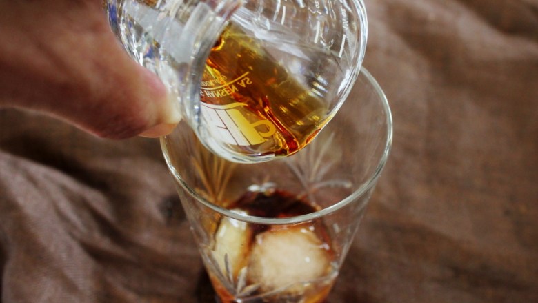 冰爽水果鸡尾酒（皮姆一号酒）,然后量取30毫升的Pimm’s NO.1，倒入玻璃杯中。
