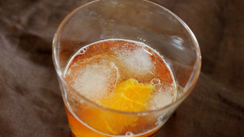 冰爽水果鸡尾酒（皮姆一号酒）,橙子放入杯中。
