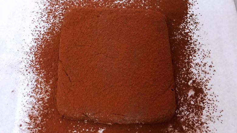 超好吃的生巧克力,再筛上可可粉，用锋利的刀切成小块，刀最好用热水泡一下擦干后再切