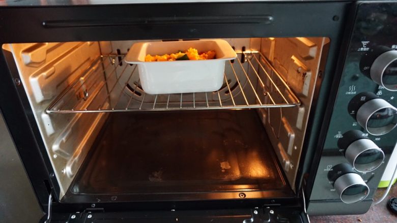 焗咸蛋黄蟹味培根,然后放入预热好的烤箱中层，以230摄氏度烤8～10分钟，至表面略焦黄上色即可