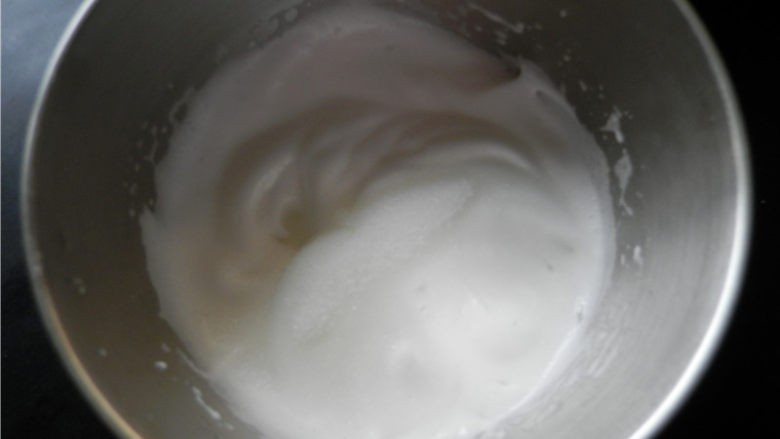 kitty酸奶蛋糕,中速搅打到蛋白呈较粗泡沫时，再加入1/3的糖。