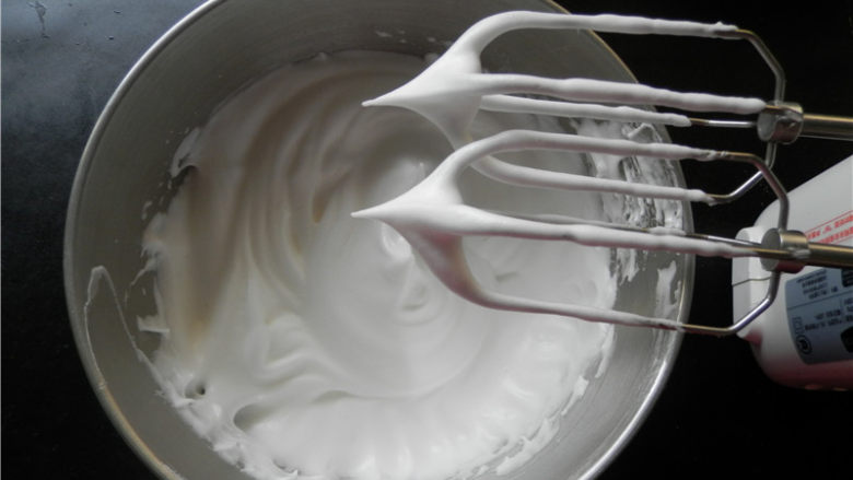 kitty酸奶蛋糕,高速打发至稍微出现纹路，再加剩下的糖。最后打发至9分发，也可以打至小而直立的尖角状态（湿性偏干状态时，要低速打发）。