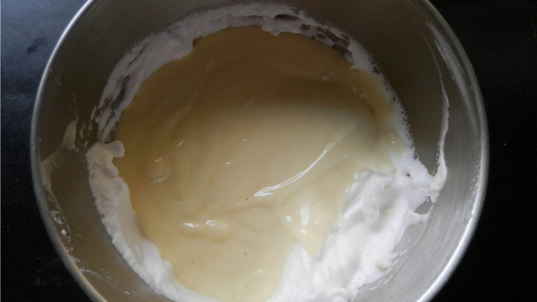 kitty酸奶蛋糕,翻拌完成后倒入剩余蛋白中翻拌均匀。
