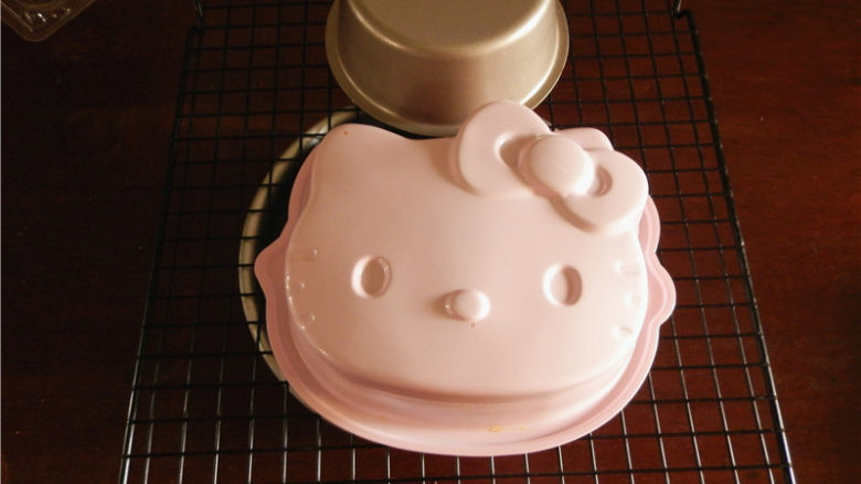 kitty酸奶蛋糕,出炉马上震模，倒扣晾凉，直至完全凉透可脱模。