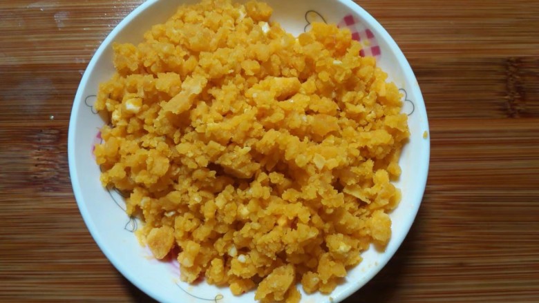 金沙粽子,把蒸熟的咸蛋黄碾碎备用。