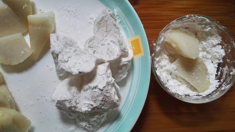 金沙粽子,取一小碗装一点玉米淀粉，把切好的粽子分别裹上淀粉。