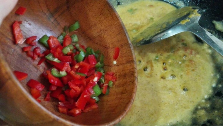 金沙粽子,倒入青，红辣椒粒翻炒均匀。