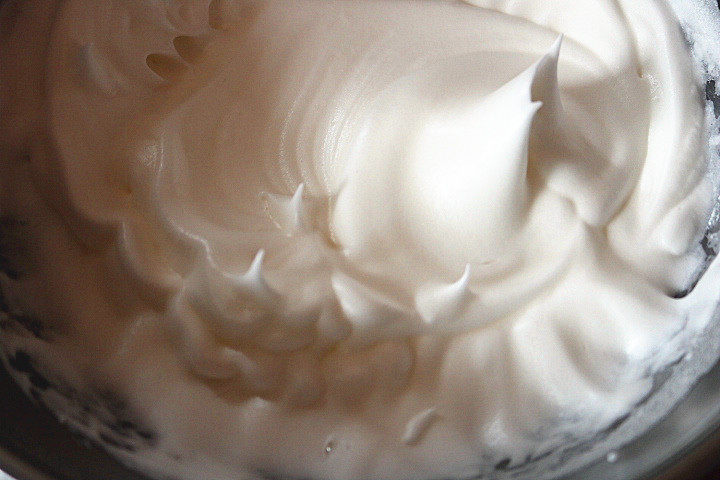 樱桃酸奶戚风蛋糕,细砂糖分三次加入蛋白中，打发至干性发泡。