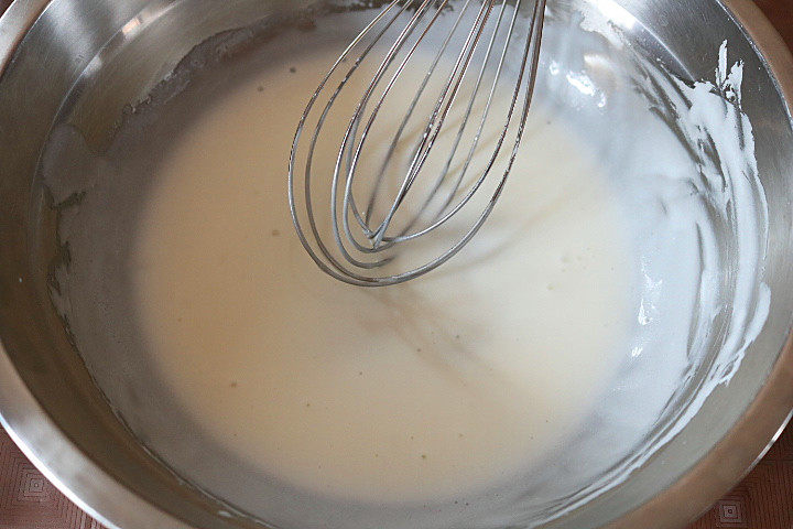 樱桃酸奶戚风蛋糕,首先将蛋黄和蛋白分开。
酸奶和<a style='color:red;display:inline-block;' href='/shicai/ 140122'>玉米油</a>放在一起，搅拌均匀。