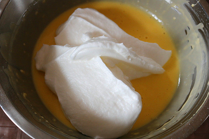 樱桃酸奶戚风蛋糕,取1/3的蛋白霜加入到蛋黄糊中。