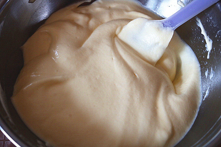 樱桃酸奶戚风蛋糕,翻拌均匀呈细腻光滑状。