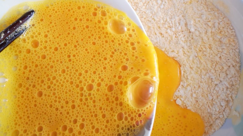 玉米蜂蜜味萨琪玛,搅拌至酵母融化后倒入面粉碗中