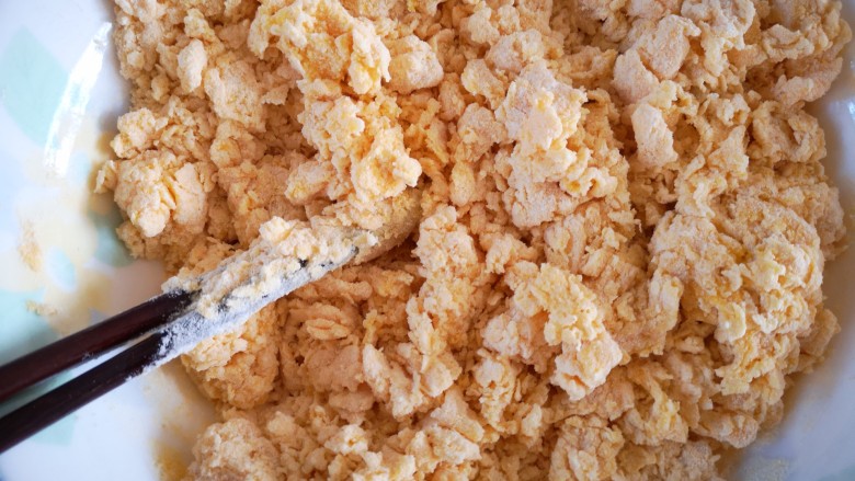 玉米蜂蜜味萨琪玛,用筷子搅拌成絮状