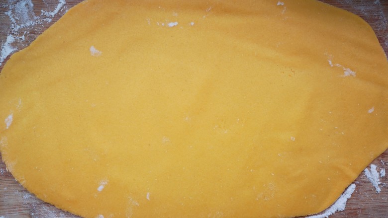 玉米蜂蜜味萨琪玛,将醒好的面在案板上擀成薄面饼