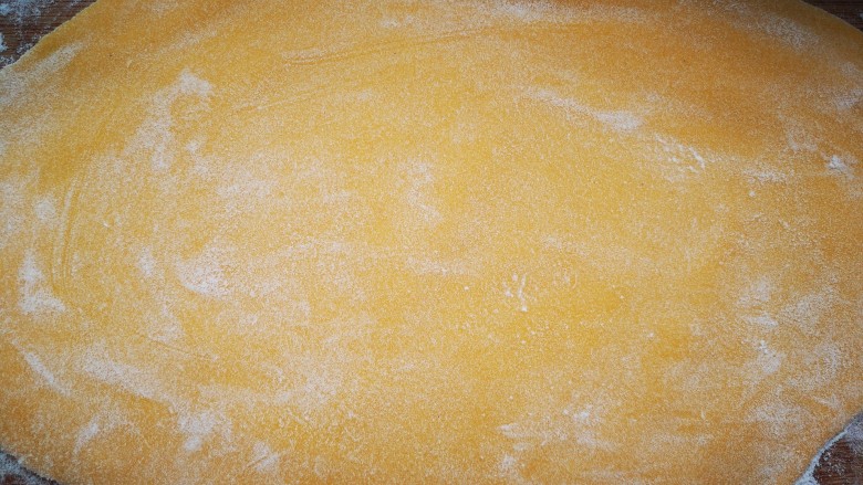玉米蜂蜜味萨琪玛,撒上少许干面粉，防止粘连