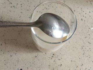 黑枸杞牛奶,勺子如图所示放置，倒入黑枸杞