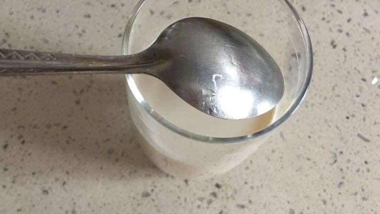 黑枸杞牛奶,勺子如图所示放置，倒入黑枸杞