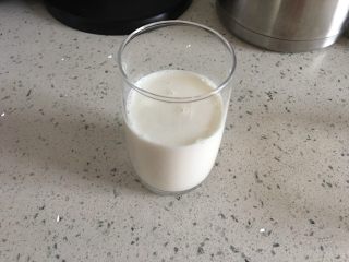 黑枸杞牛奶,倒入杯子约2/3处